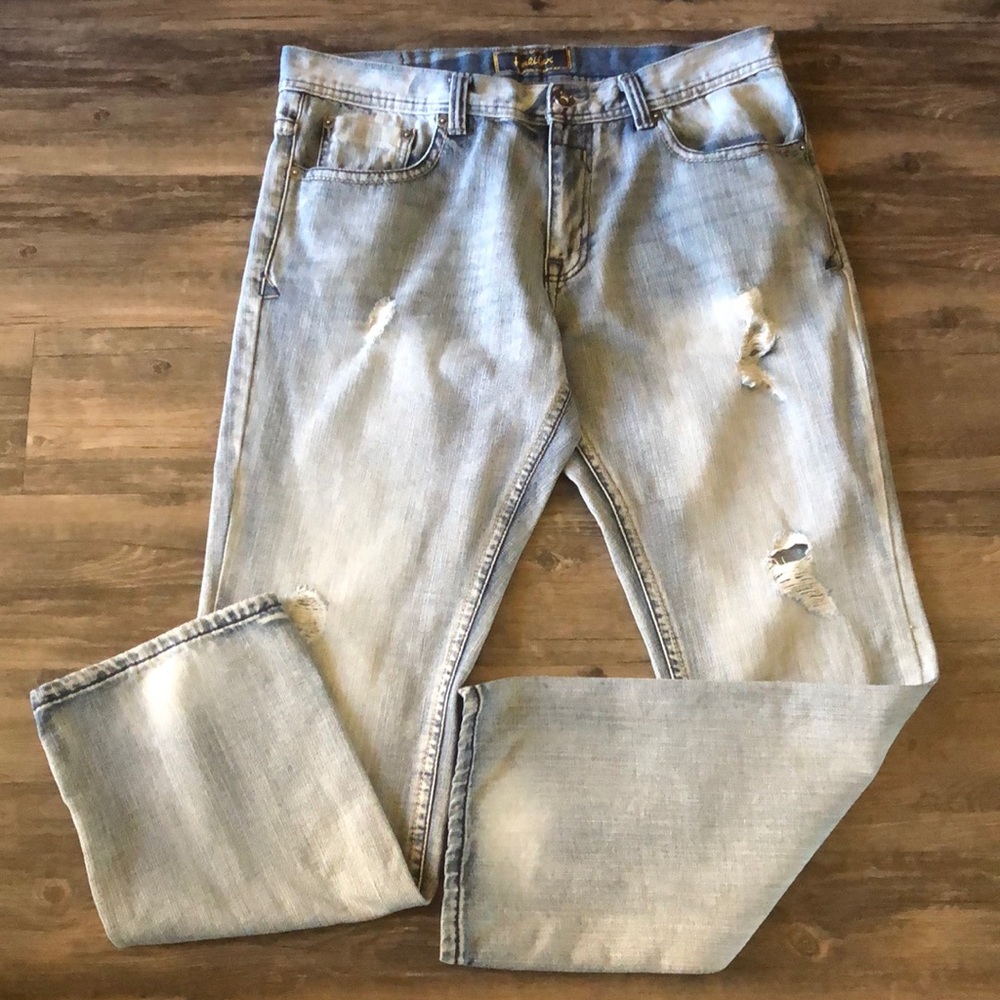Men’s Halifax Distressed Straight Leg Jeans size 32